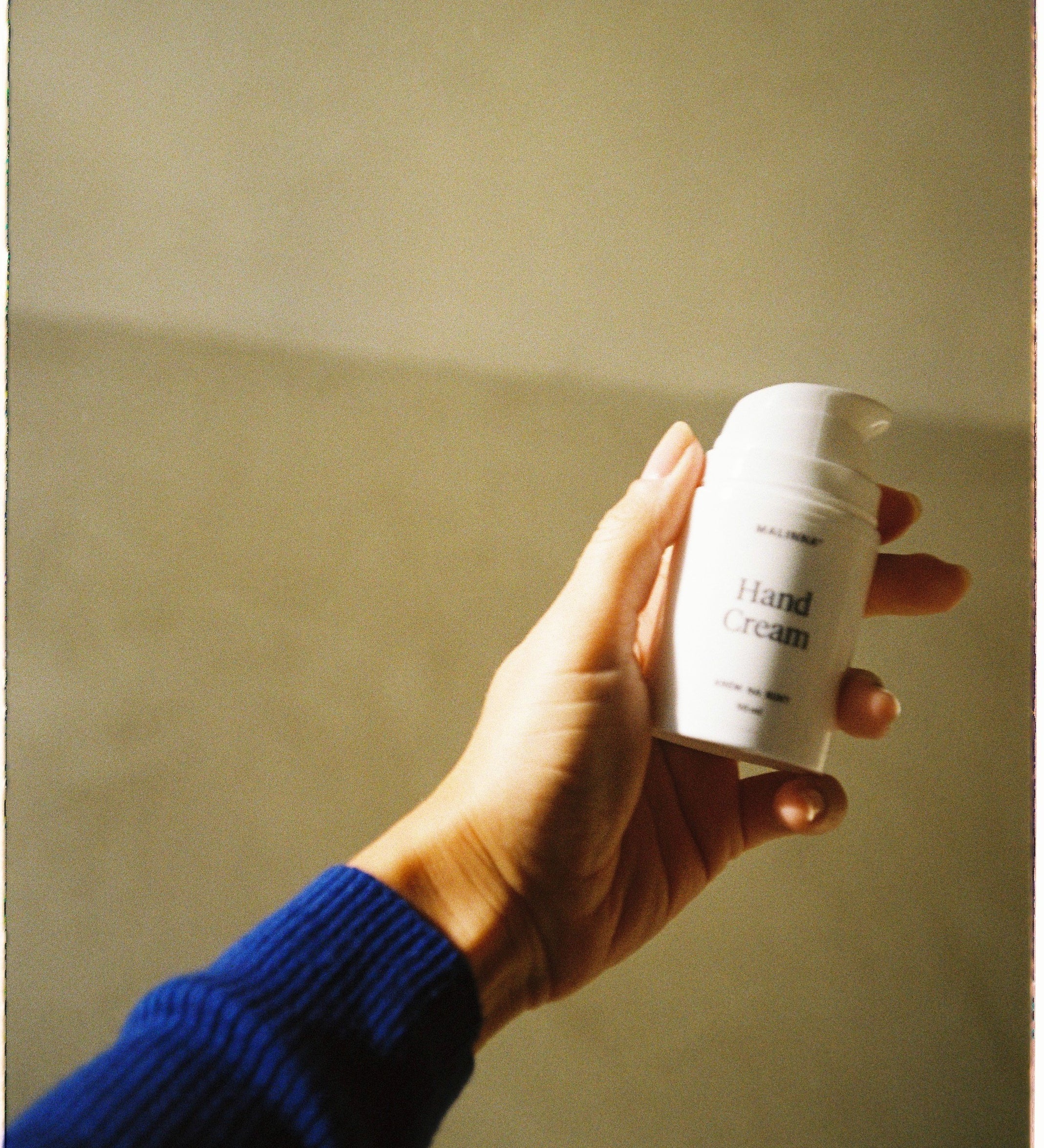 Ruka s MALINNA Hand Cream v staršom obale