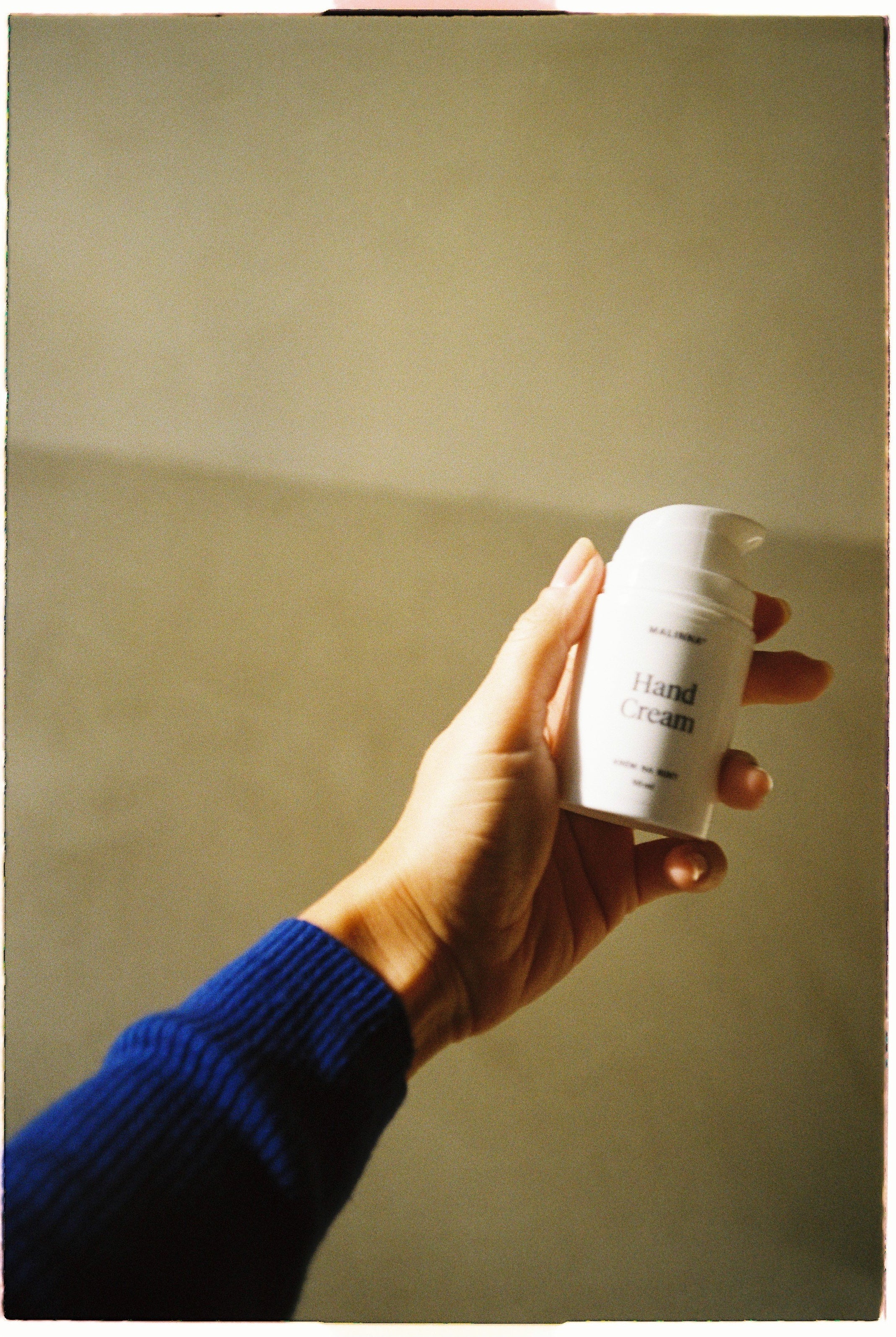 Ruka s MALINNA Hand Cream v staršom obale
