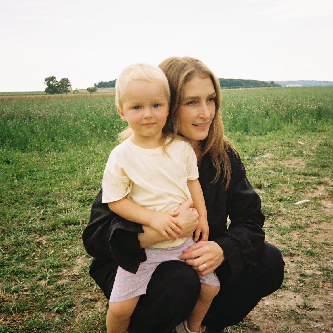 Dominika Beňová s dieťaťom v prírode