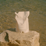 MALINNA Cleansing Foam refill na kameni v pozadi s vodou