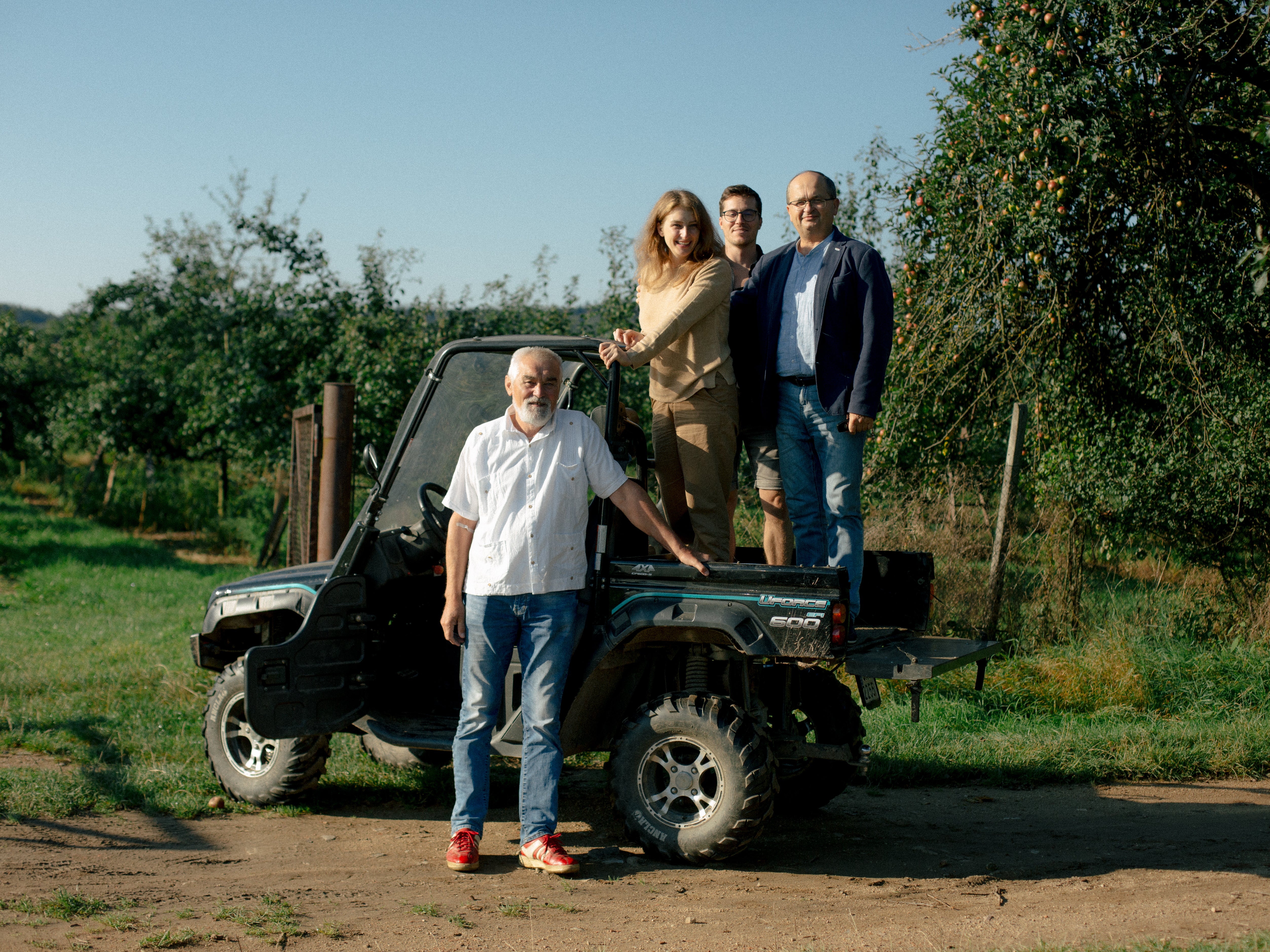 Dominika Beňová, Kubo Beňo, Jaroslav Stráňavsk na aute v prírode