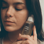 Žena držiac pri tvári MALINNA Skin Toner Neroli