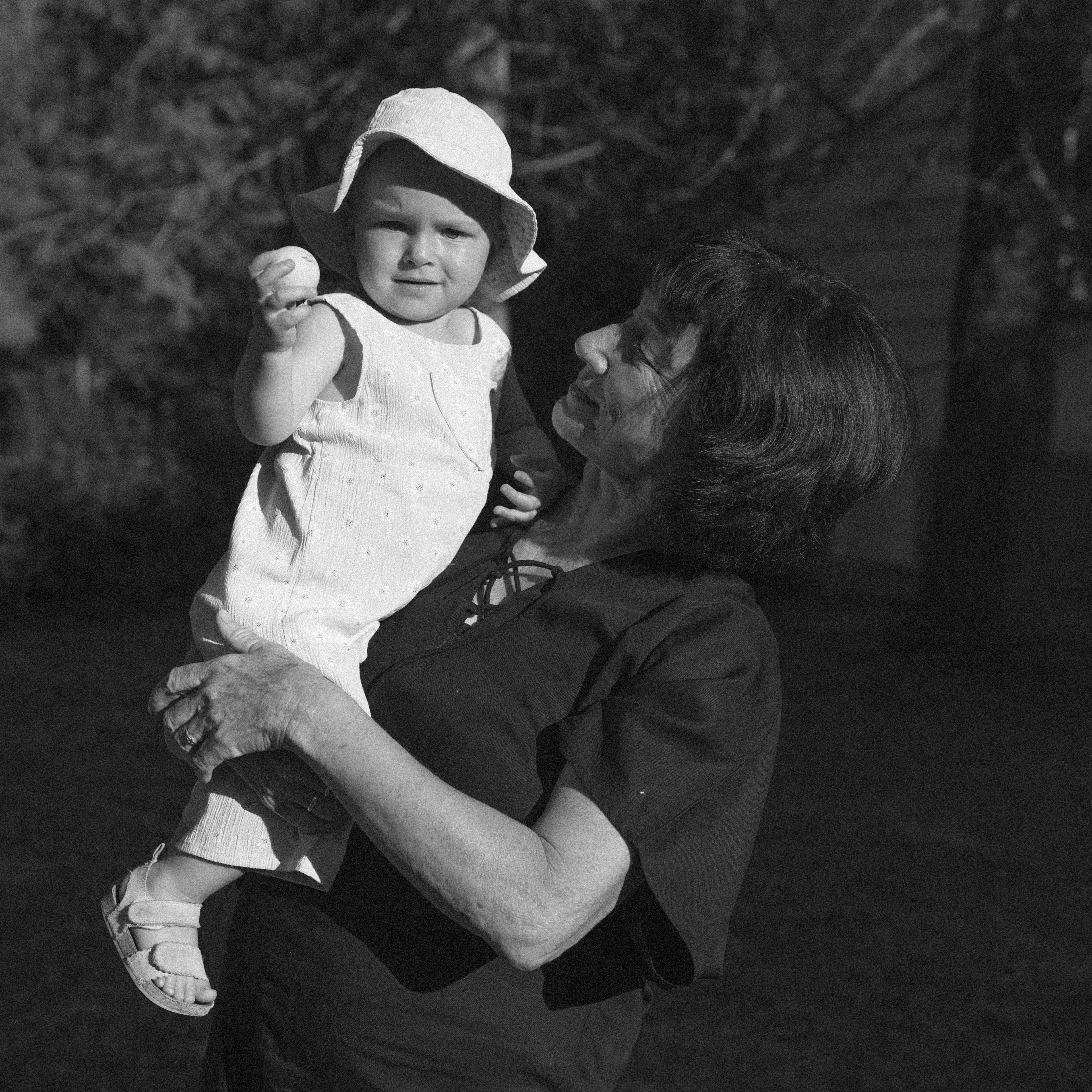 Stará mama s vnúčaťom na rukách 