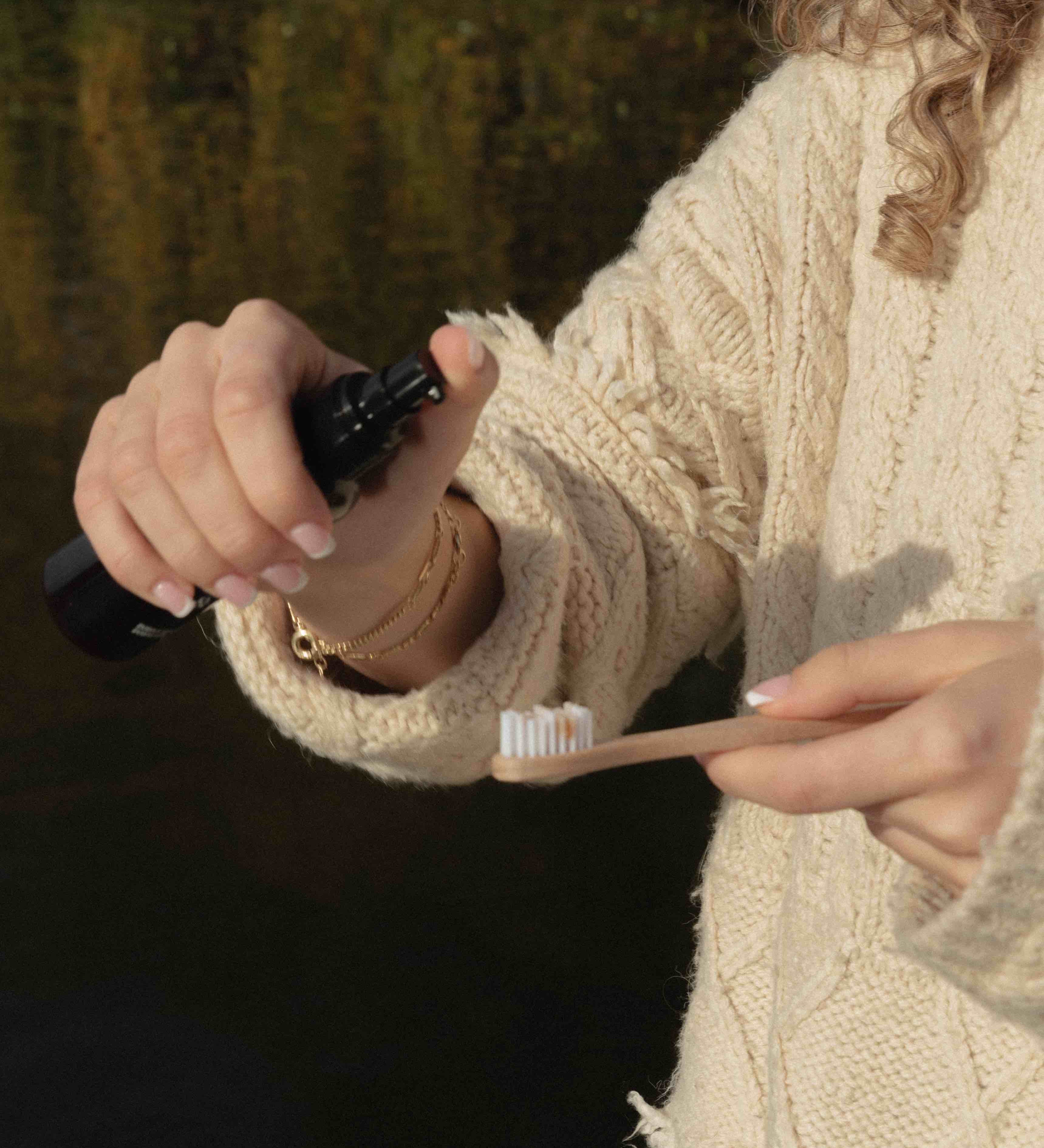 Žena dávajúca MALINNA Dental Gel na zubnú kefku 