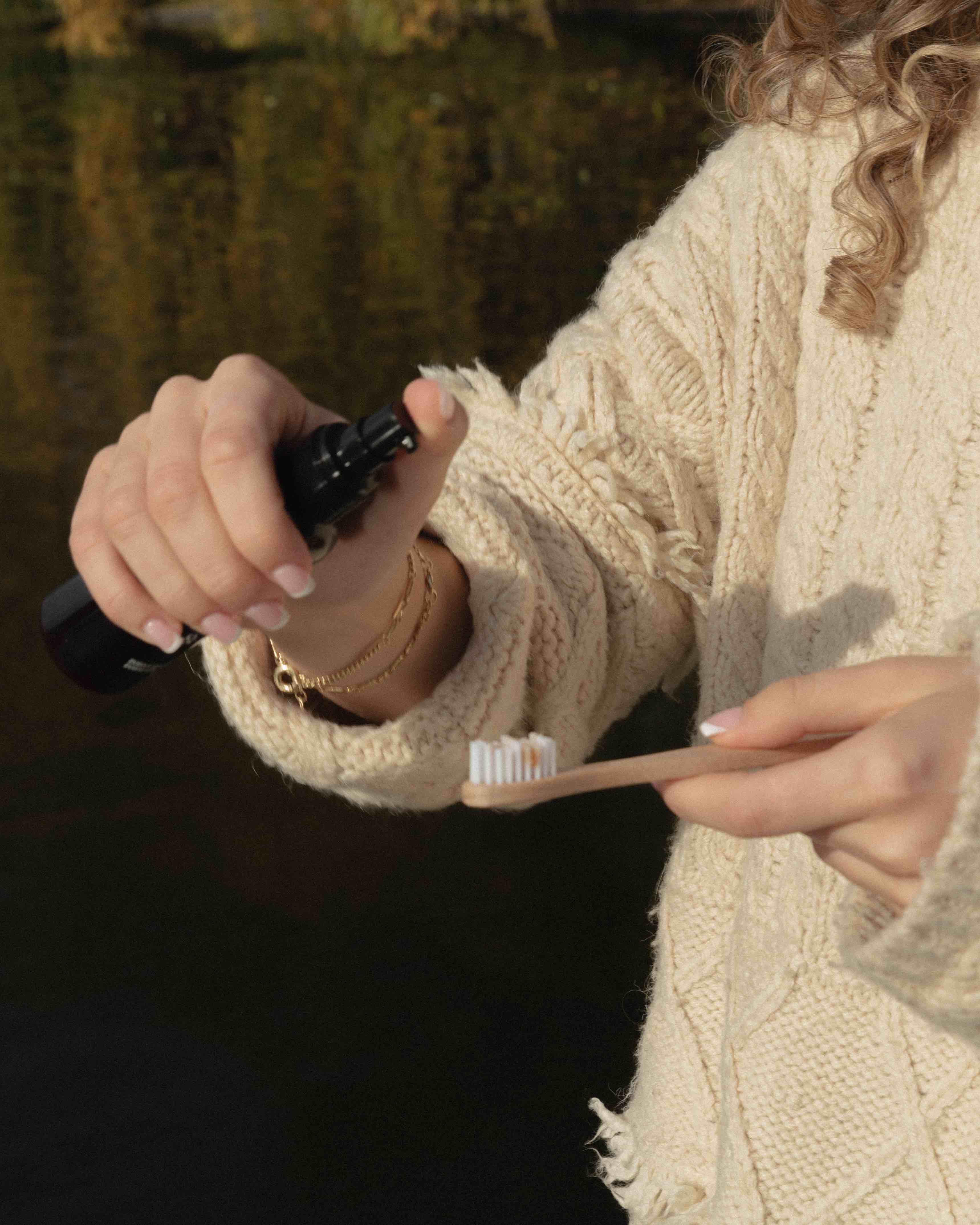 Žena dávajúca MALINNA Dental Gel na zubnú kefku 