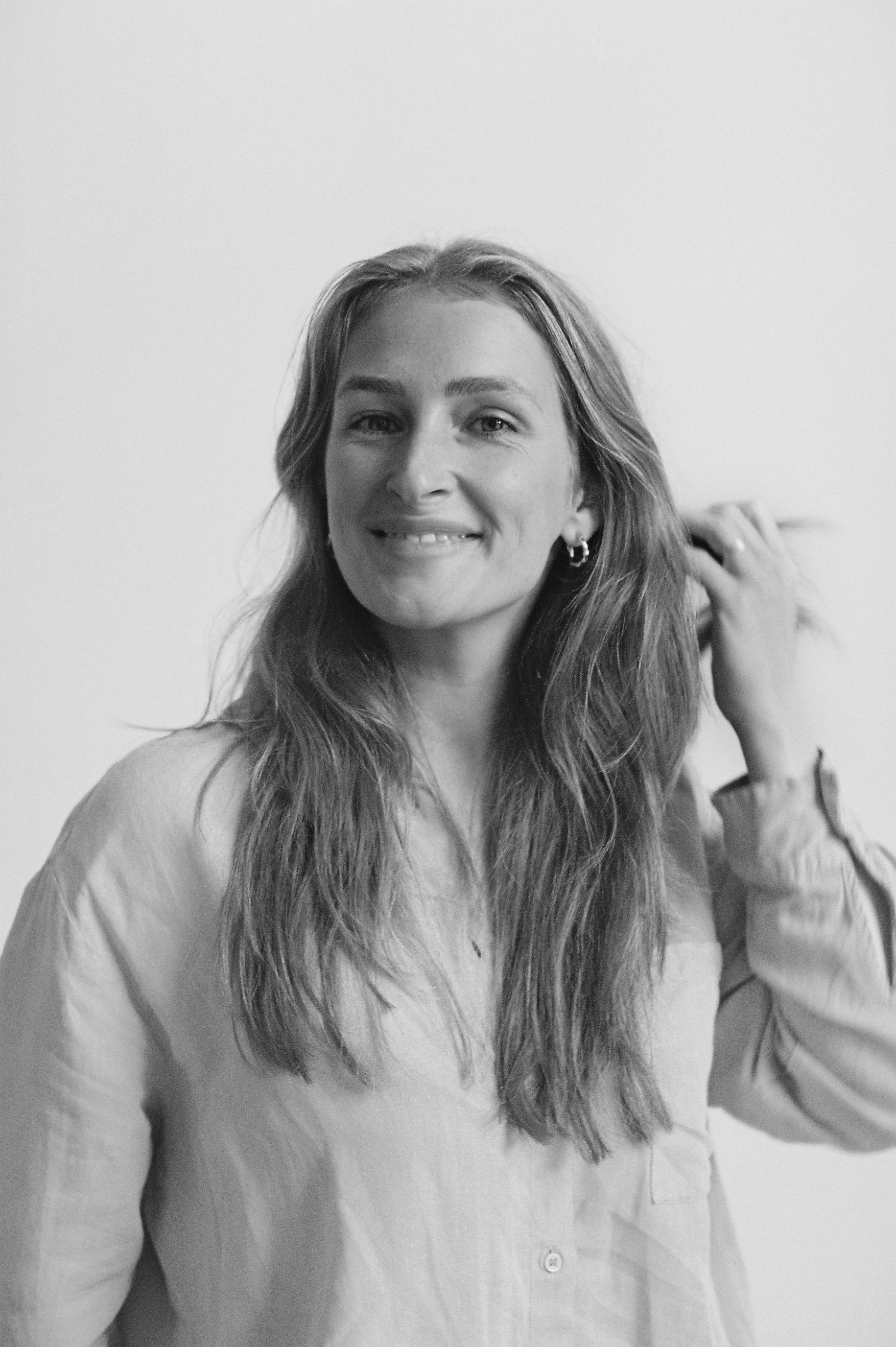 Dominika Beňová - čiernobiely portrét