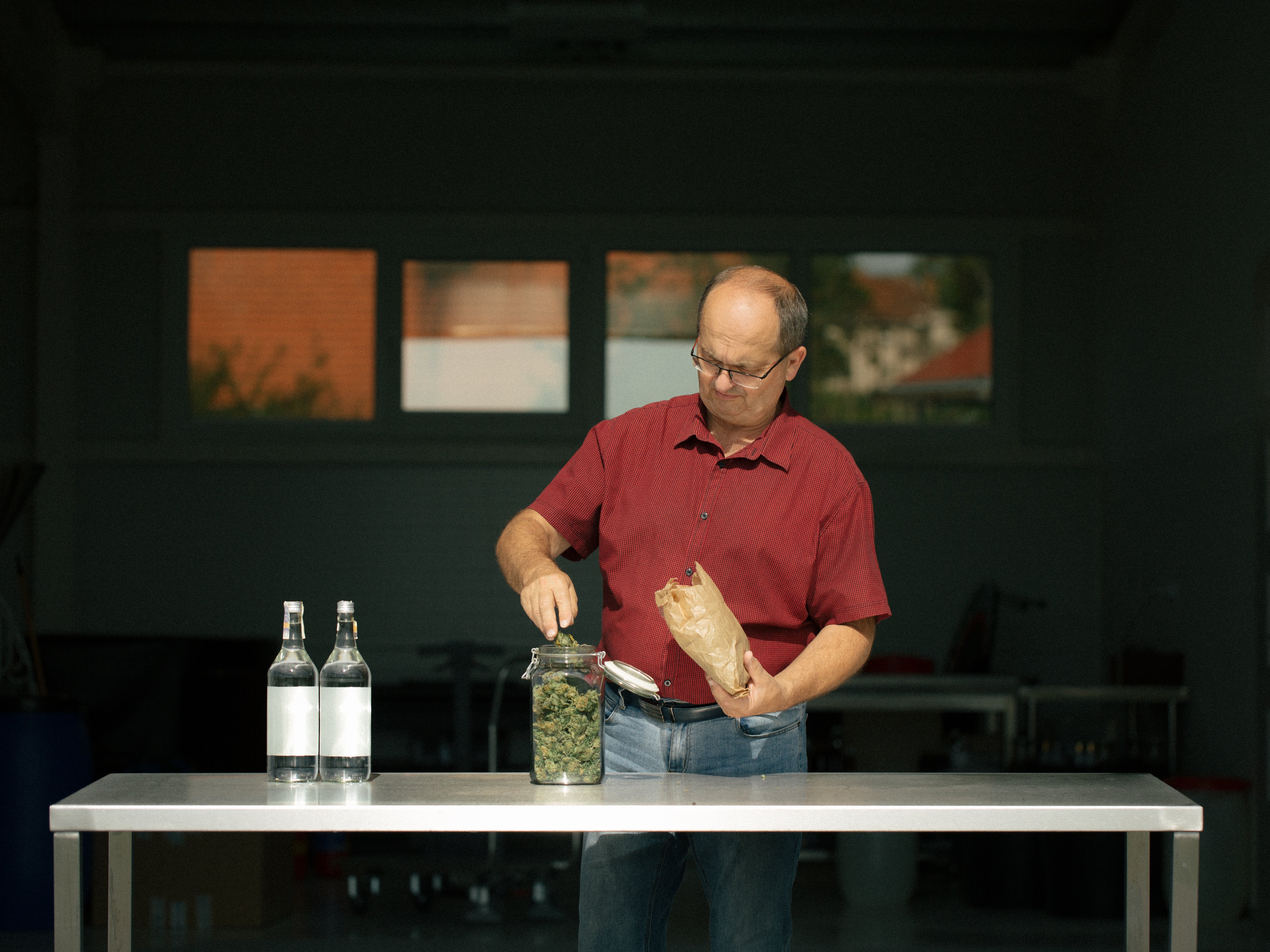 Jaroslav Stráňavský pracujúci so súrovinami na kovovom stole