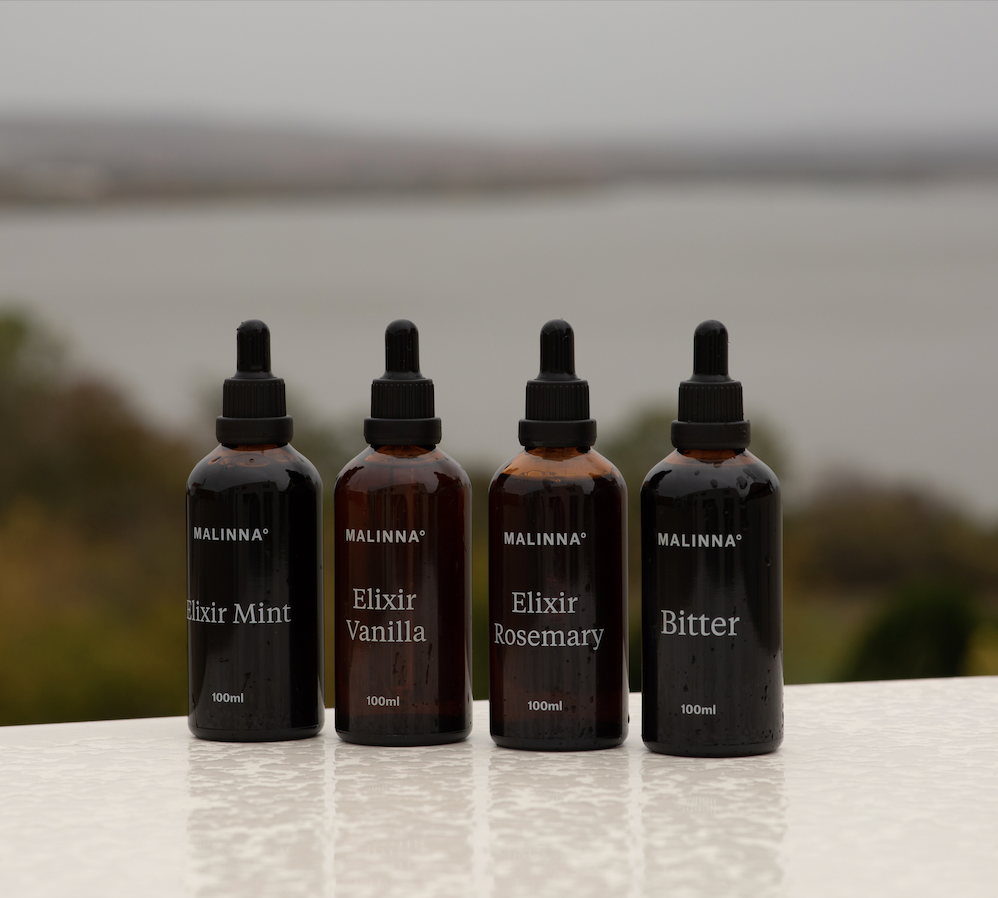 MALINNA Elixír Mint, Vanilla, Rosemary a Bitter vedľa seba v exteriéry