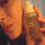 zena s krasnou pletou a revitalizacnym pletovym tonerm s protizapalovym , regeneracnym ucinkom