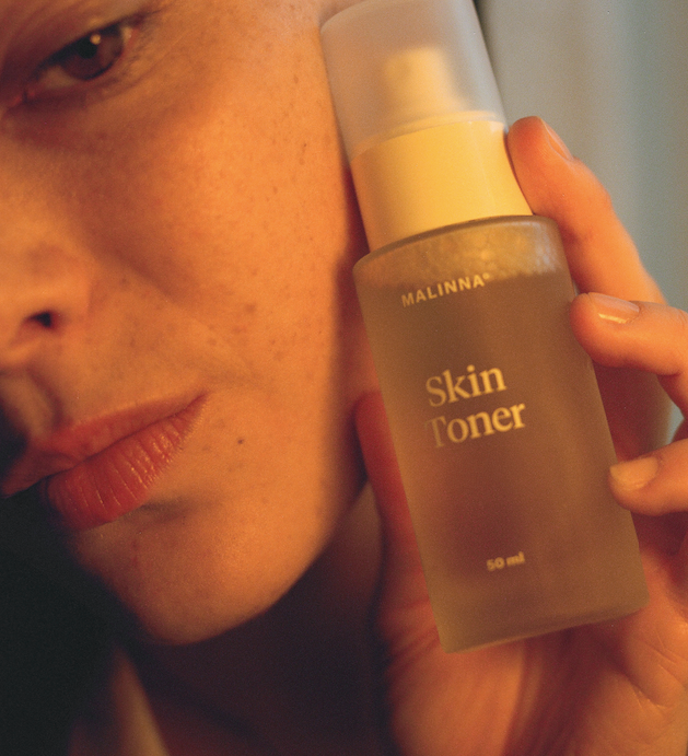 zena s krasnou pletou a revitalizacnym pletovym tonerm s protizapalovym , regeneracnym ucinkom