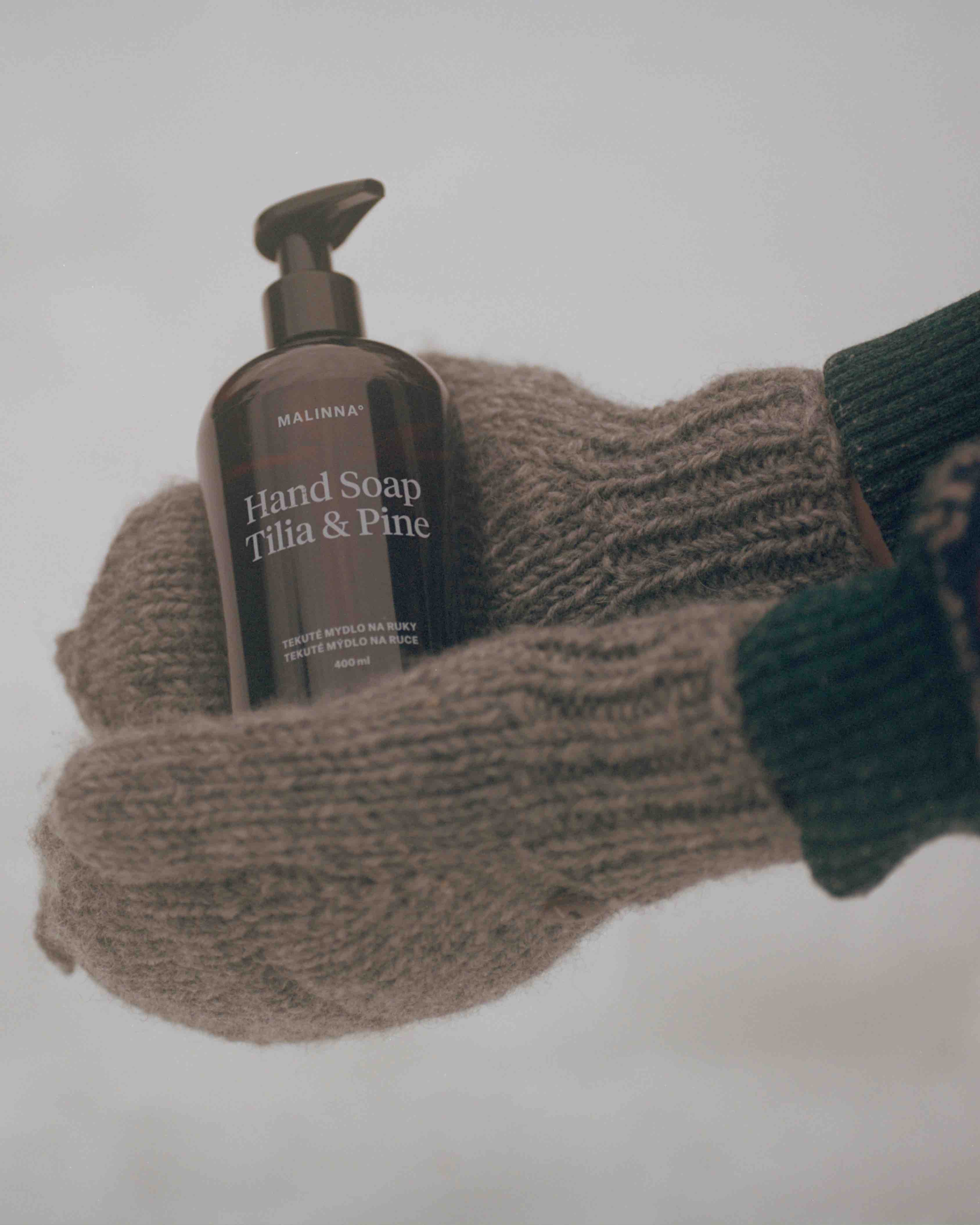 MALINNA Hand Soap v rukách s rukavicami