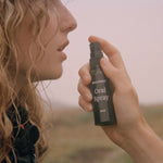 Žena držiaca MALINNA Oral Spray