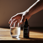 MALINNA Elixír Vanilla, nachystaný s pohárom s vodou