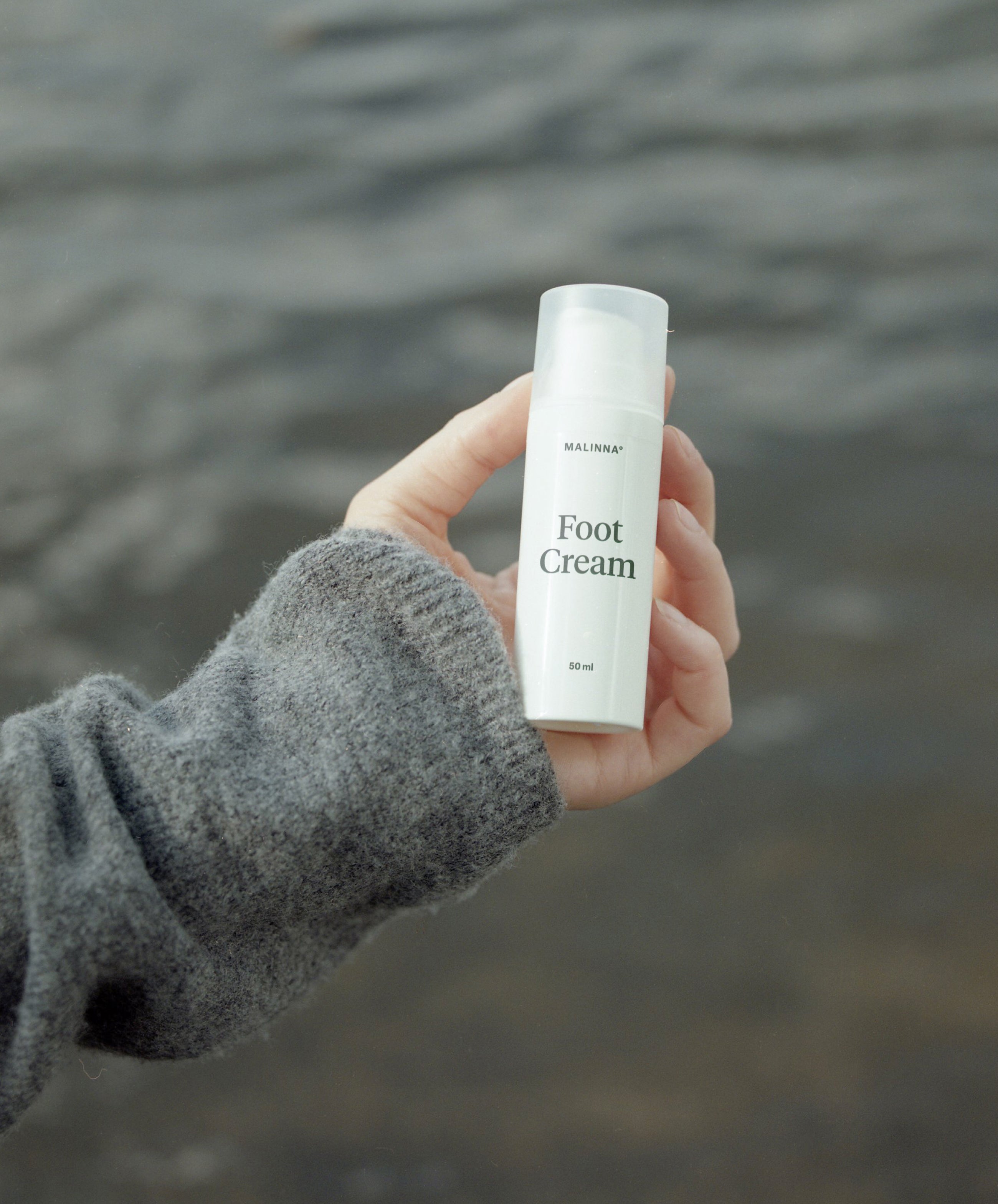 Ruka držiaca MALINNA Foot Cream