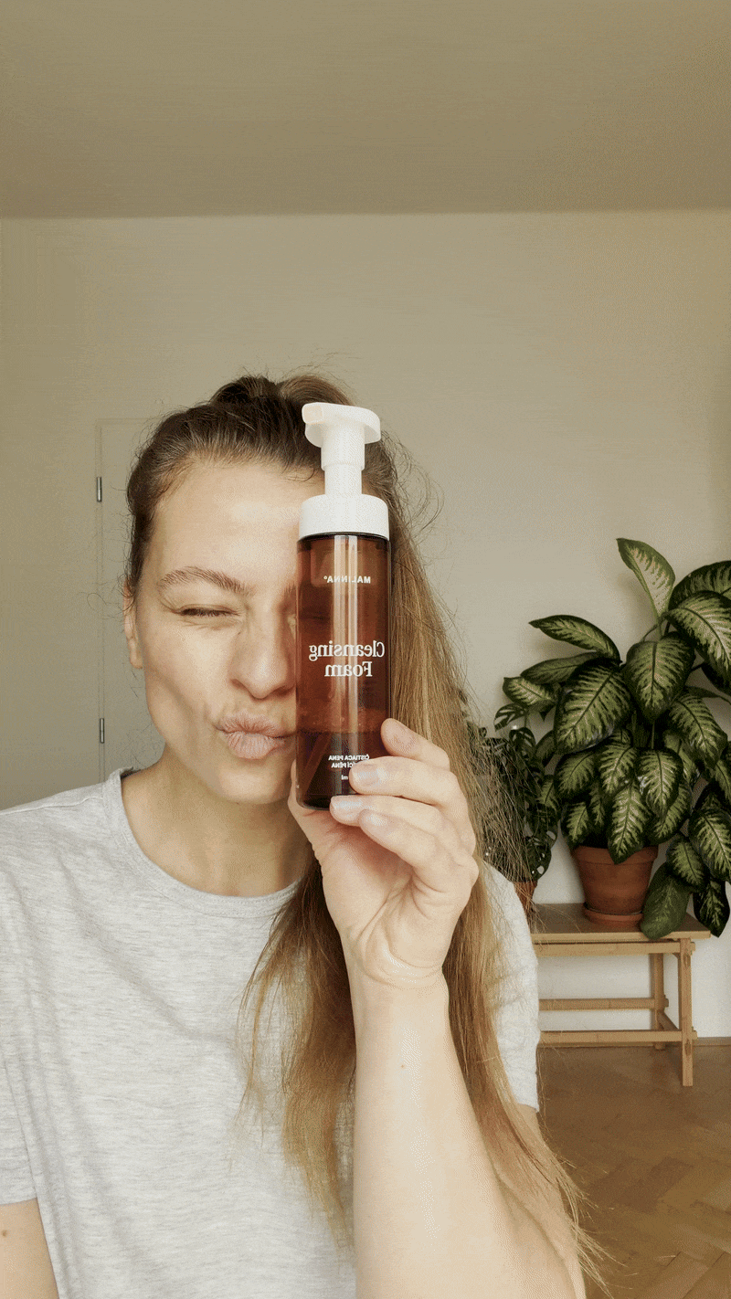 Video ženy používajúcej MALINNA Cleansing Foam pri svojej scin care rutine