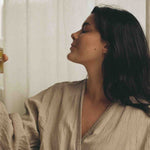 Žena držiaca Skin Toner