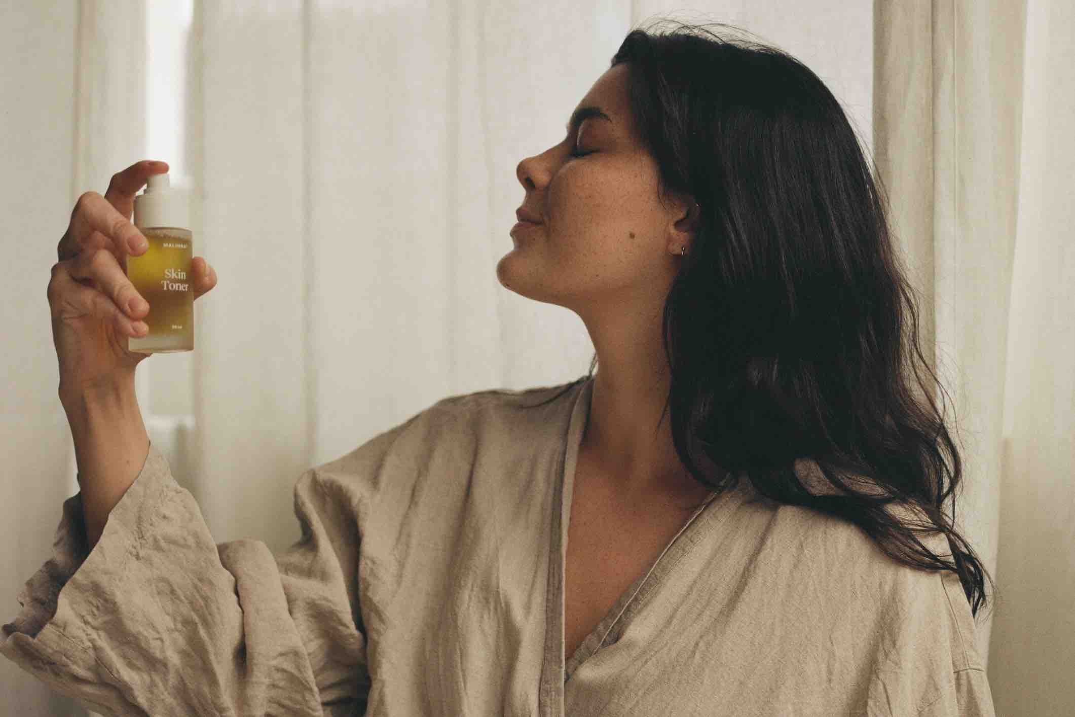 Žena držiaca Skin Toner