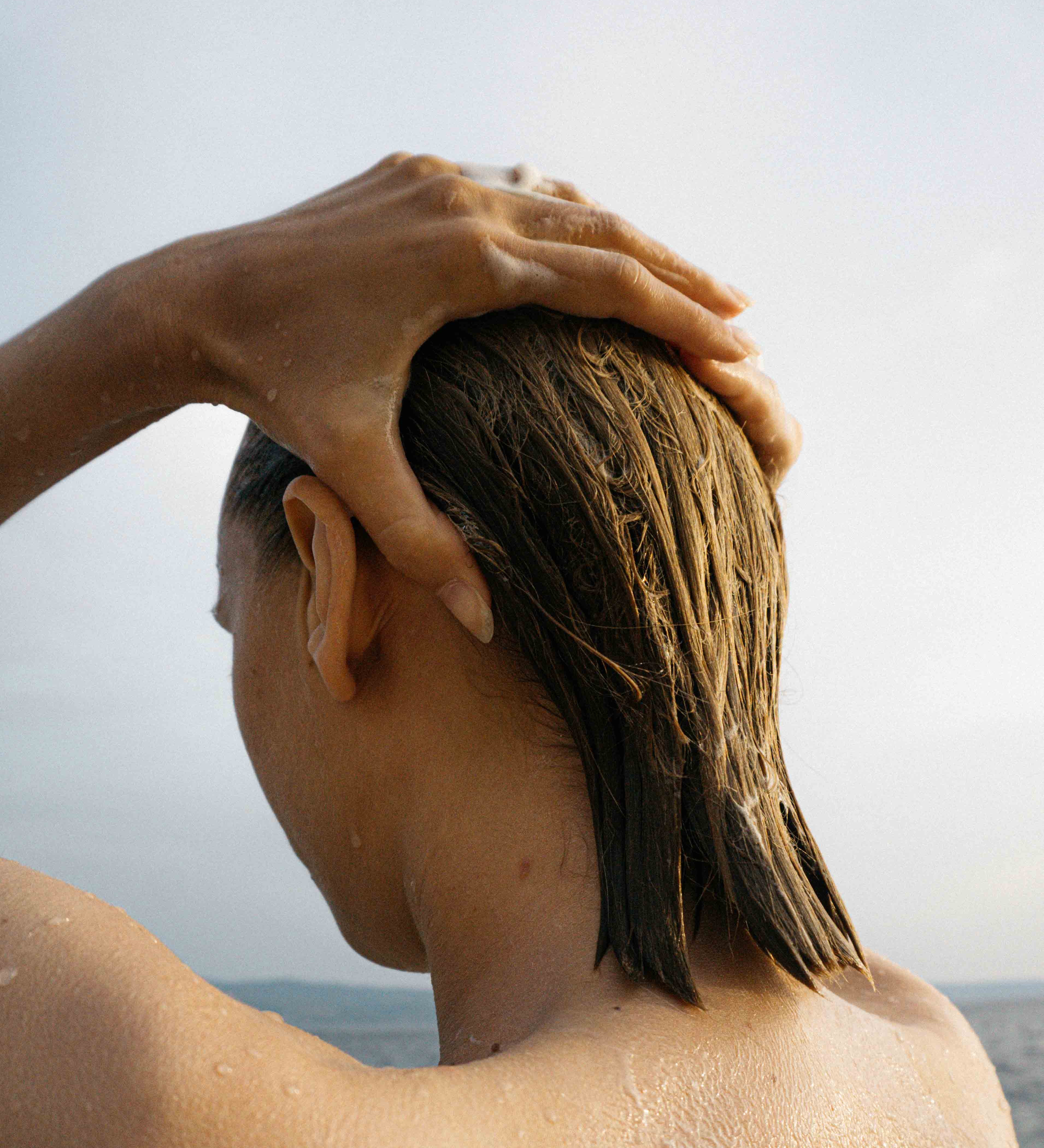 Žena umývajúca si vlasy