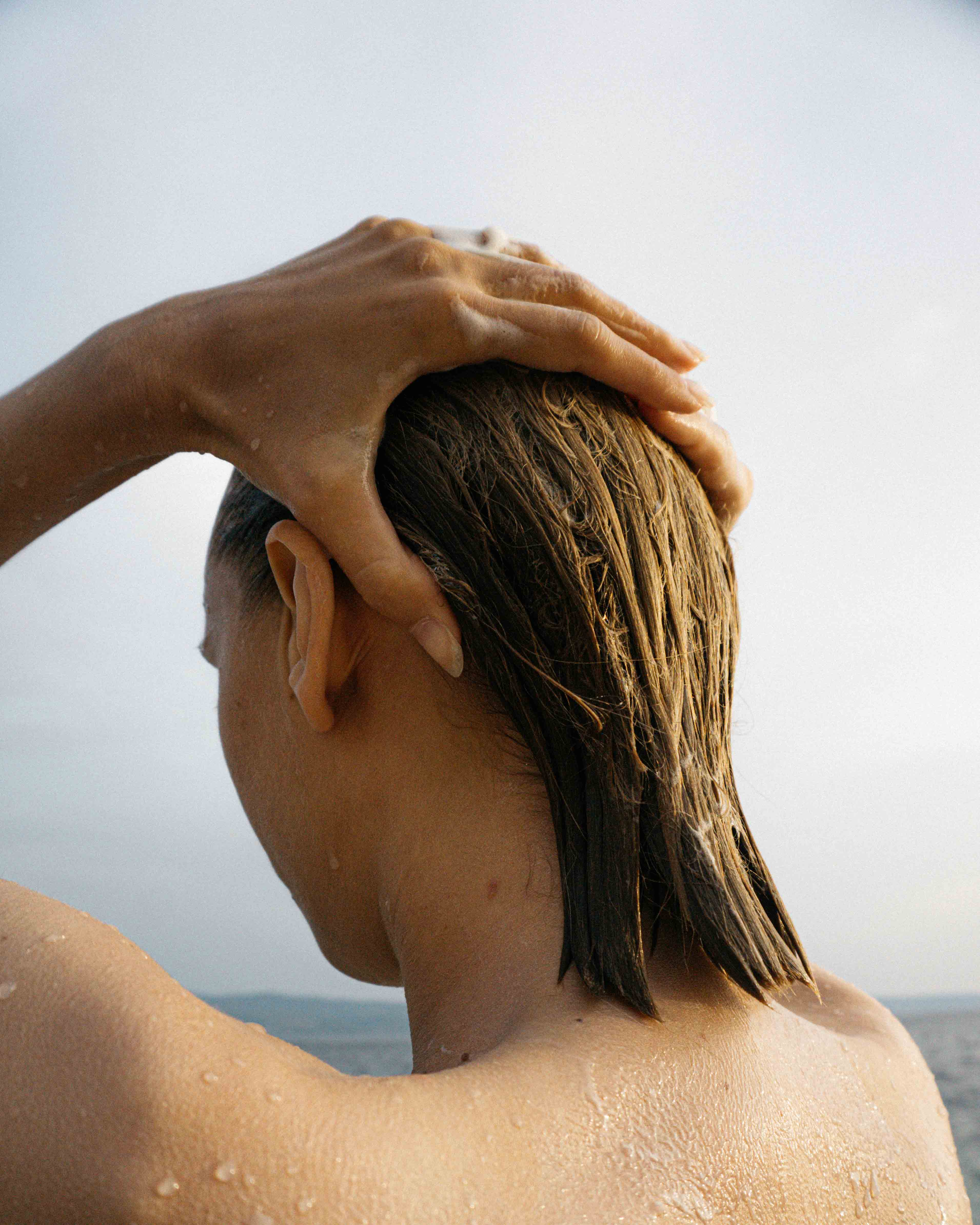 Žena umývajúca si vlasy