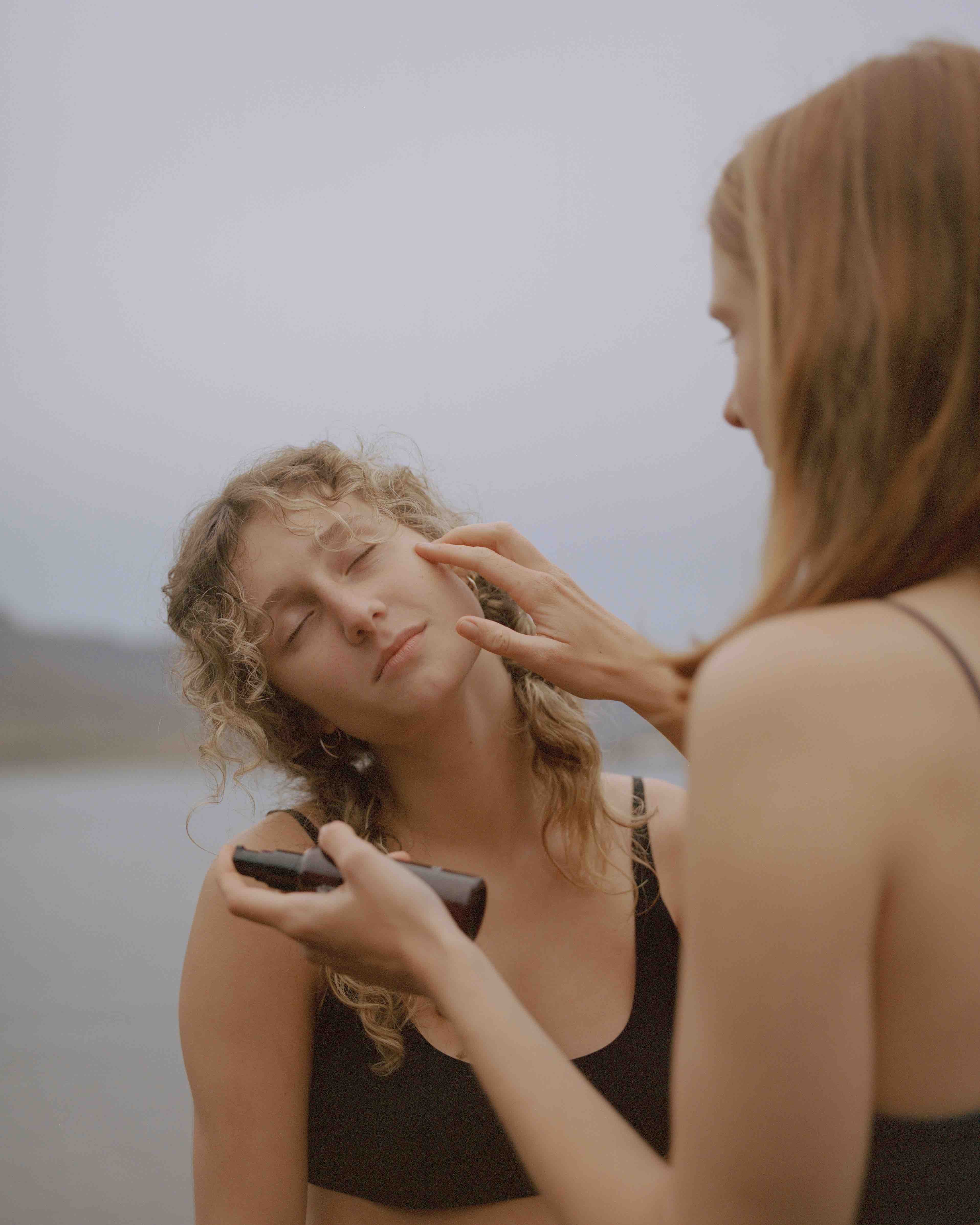 žena aplikujúca druhej žene MALINNA Face Wash na tvár